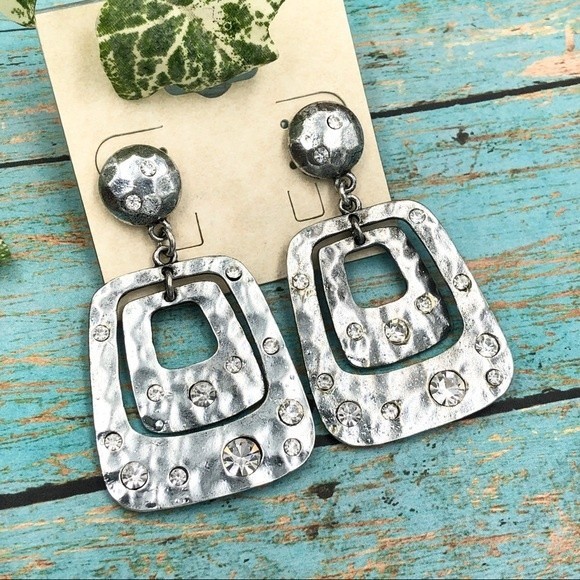 🌼 Silver Hammered Look Rhinestone Statement Drop Post Earrings - Picture 1 of 2